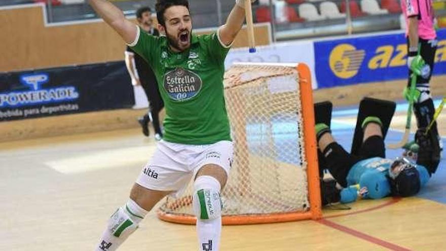 David Torres celebra un gol de su equipo contra el Lloret en Riazor.