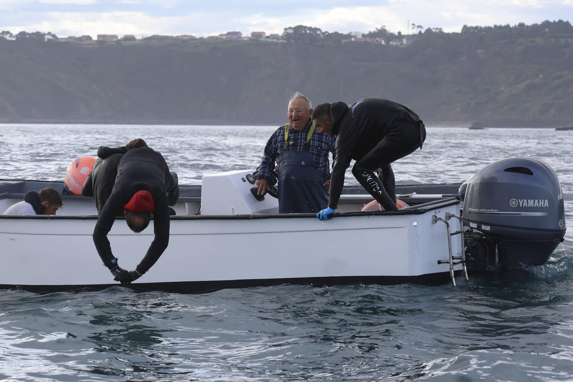 EN IMÁGENES: Así es la dura jornada de los perceberos del cabo Peñas: un oficio de alto riesgo a merced de las olas