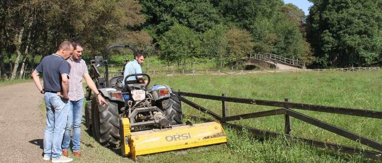 Los ediles Nardo Seijas y José Cuñarro supervisaron ayer los trabajos de desbroces en el Pontiñas.