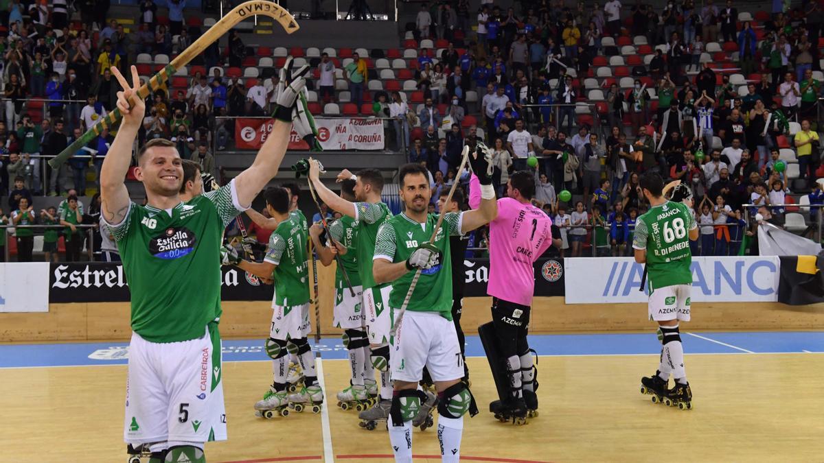 Los jugadores del Liceo celebran su pase a la final de la OK Liga tras derrotar al Noia en el palacio de los deportes de Riazor.