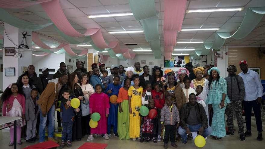 Los senegaleses de Ourense, disfrutando ayer de su fiesta en el local en la ciudad de la asociación Queixumes dos Pinos. // Enzo Sarmiento