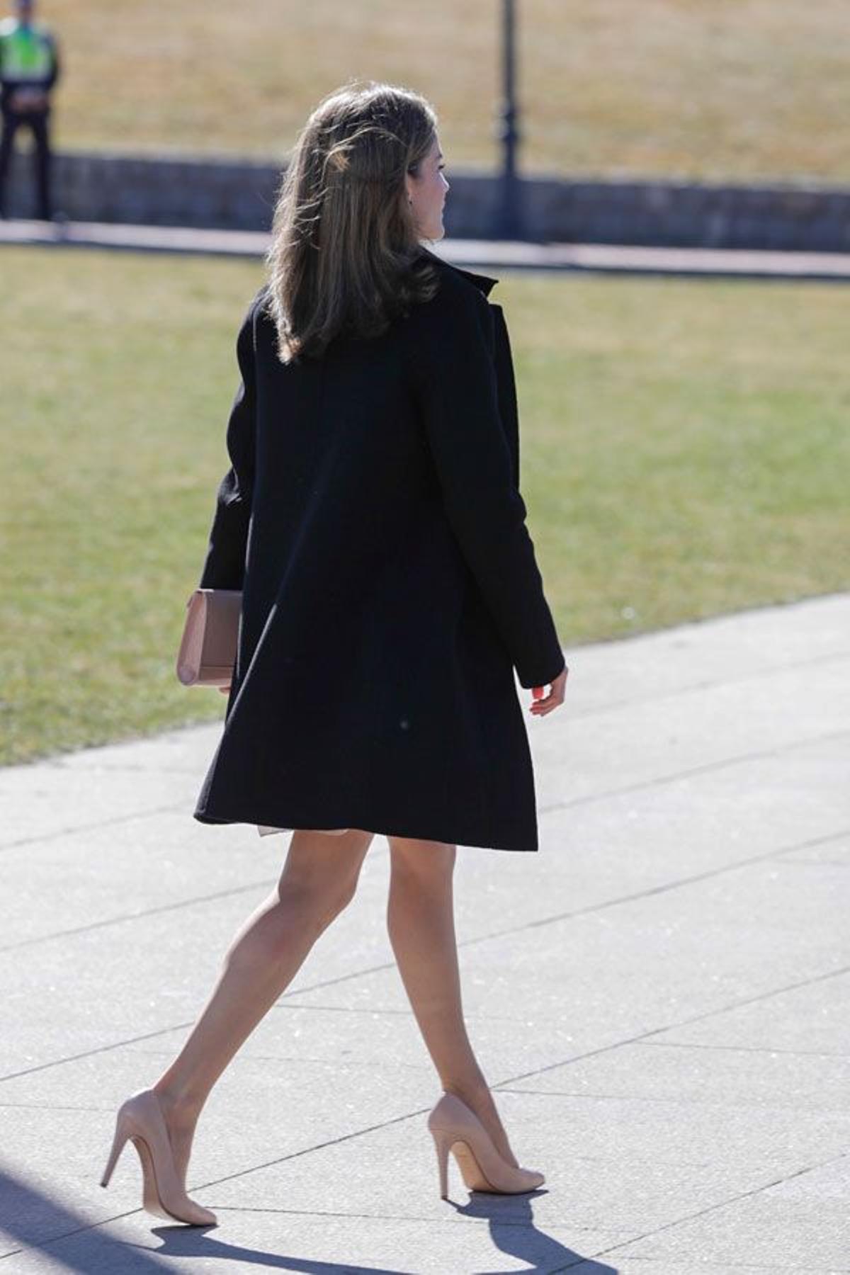 Letizia Ortiz con look negro en Ávila y complementos rosas