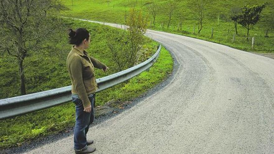 Ana García muestra el estado de la carretera de Onao.