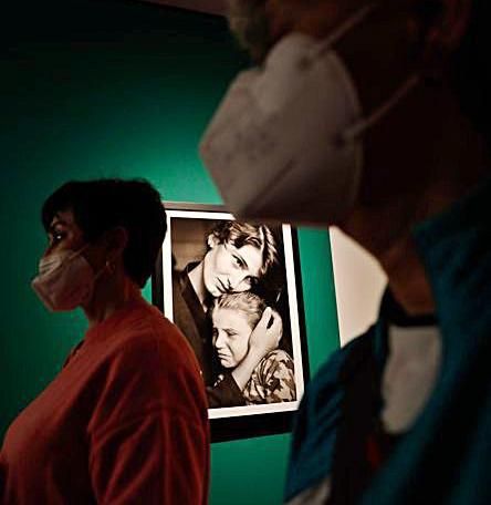 Detalle de la inauguración de la exposición, ayer, de las mujeres de la Magnum en el Niemeyer. | Mara Villamuza