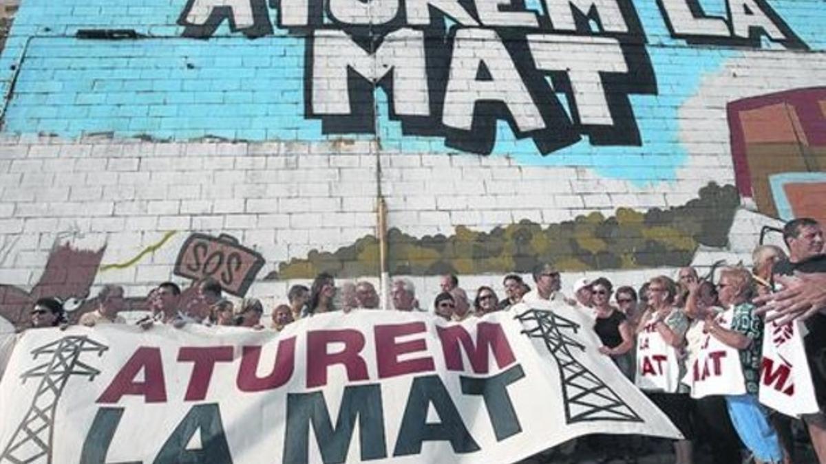 Protesta contra la MAT, en julio del 2012, en Santa Coloma.