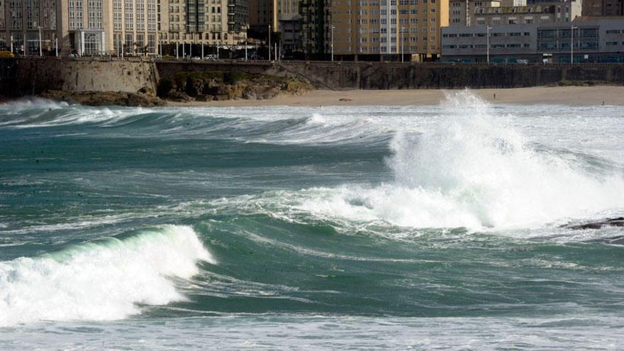 Olas rompiendo en la playa del Orzán.