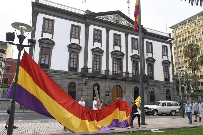 17-07-19 CANARIAS Y ECONOMIA. PARQUE DE SAN TELMO. LAS PALMAS DE GRAN CANARIA. Manifestacion, concentracion y despliegue de la bandera republicana delante del Palacio Militar. Fotos: Juan Castro.  | 17/07/2019 | Fotógrafo: Juan Carlos Castro