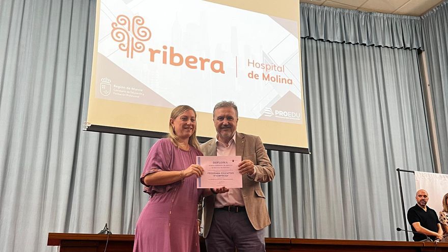 Maria Eugenia Amorós Gil Ribera Hospital de Molina, directora de personas Ribera Región de Murcia, recoge el reconocimiento.