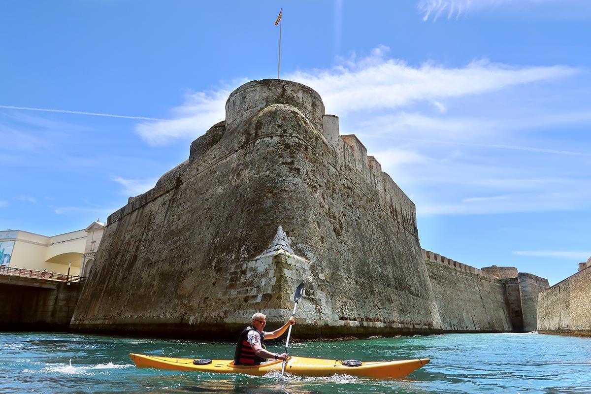 Ruta en kayak por el foso de las Murallas Reales