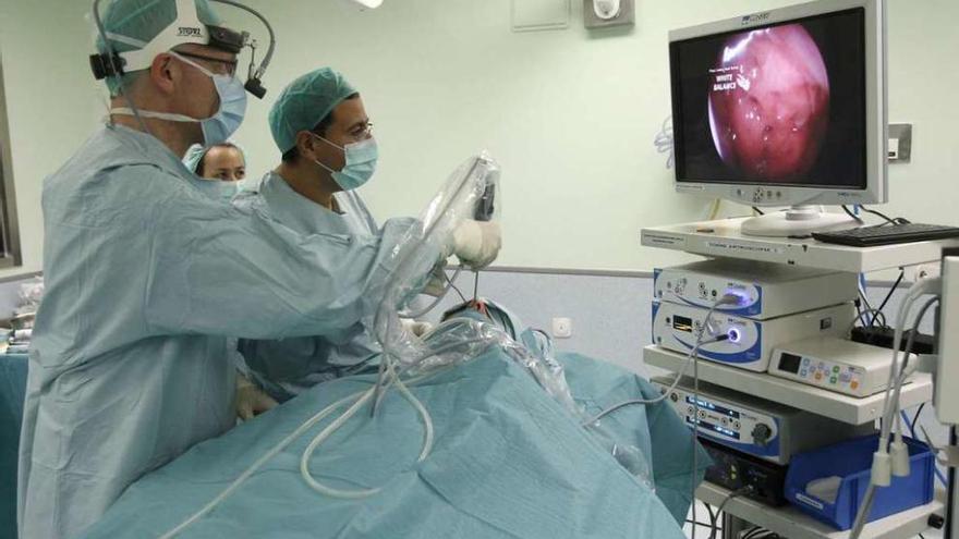 Dos cirujanos durante la operación de un paciente con tumor cerebral.