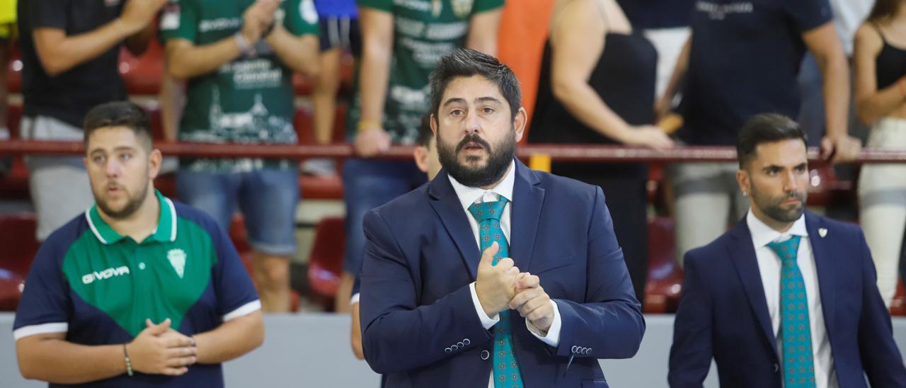 Josan Gonzalez, entrenador del Córdoba Futsal, en el Palacio de Deportes Vista Alegre.