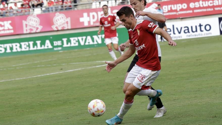 Dani Vega, jugador del Real Murcia, durante un partido este curso en Nueva Condomina.