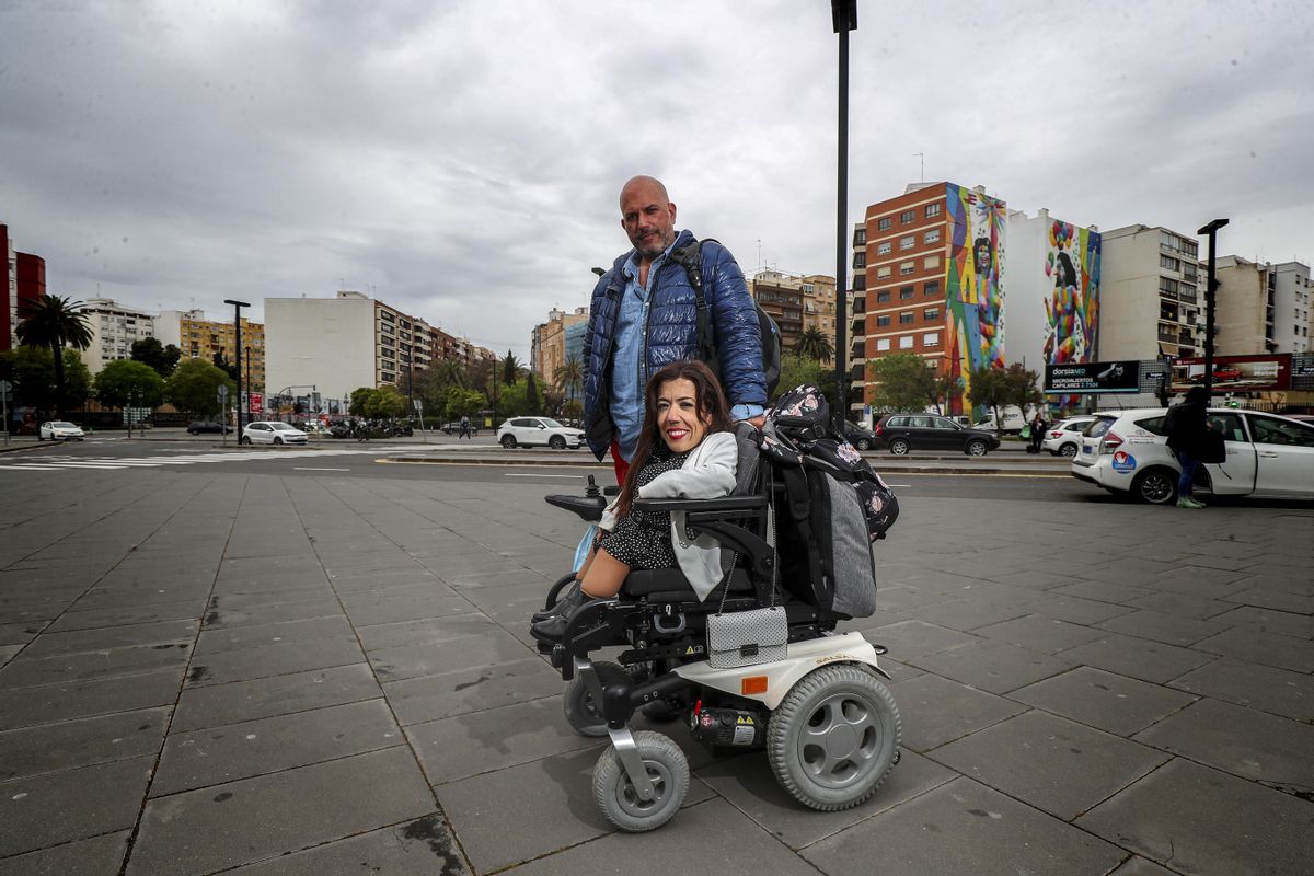 Una mujer dependiente junto a su asistente personal.