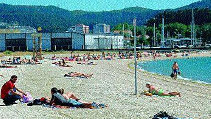 Imagen de ayer de la playa de A Concha-Compostela, que recibirá una importante aporte de arena. / iñaki abella