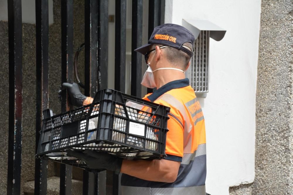 Voluntarios de Protección Civil cargan con las com