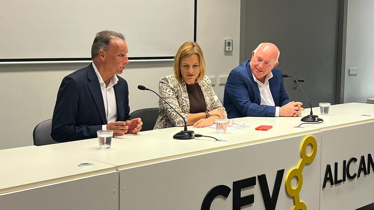 La delegada del Gobierno, Pilar Bernabé, durante la reunión que ha mantenido con los responsables de la CEV en Alicante.