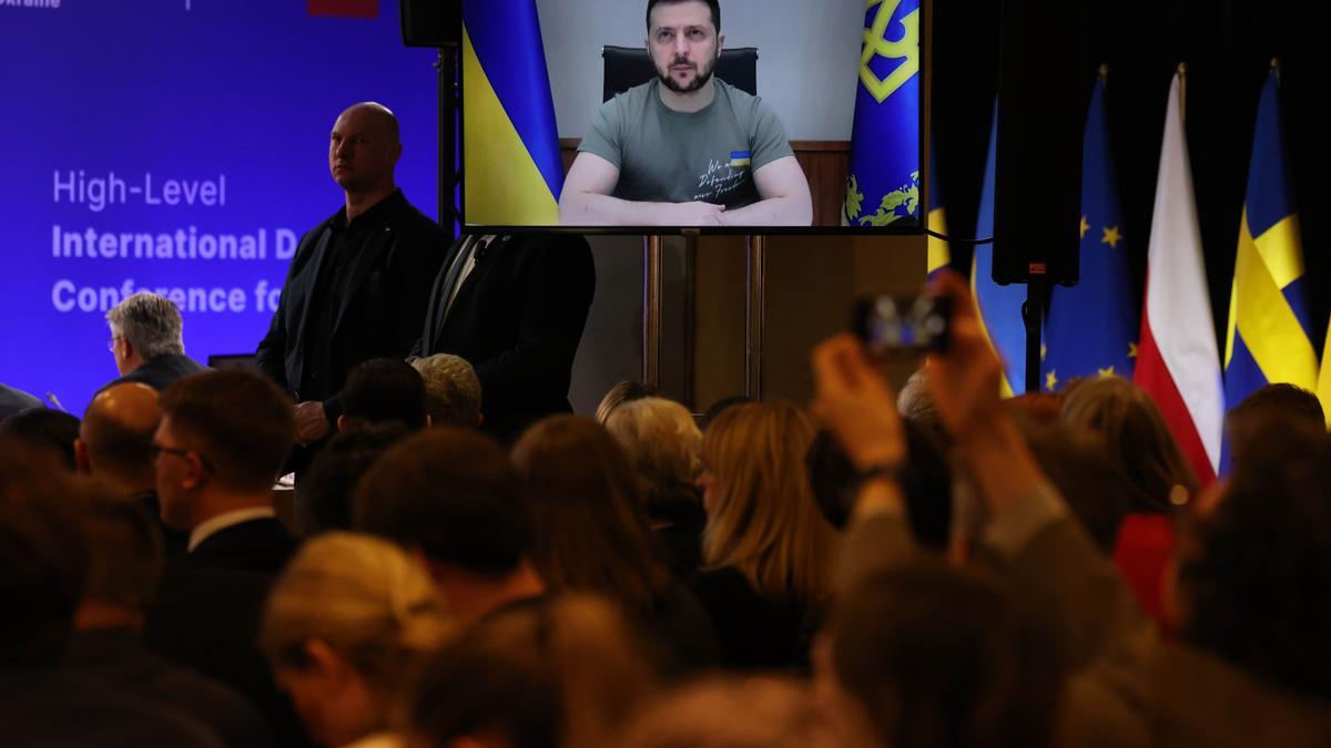 El presidente de Ucrania, Volodímir Zelenski, durante su discurso ante la Conferencia Internacional de Donantes, este jueves en Varsovia.