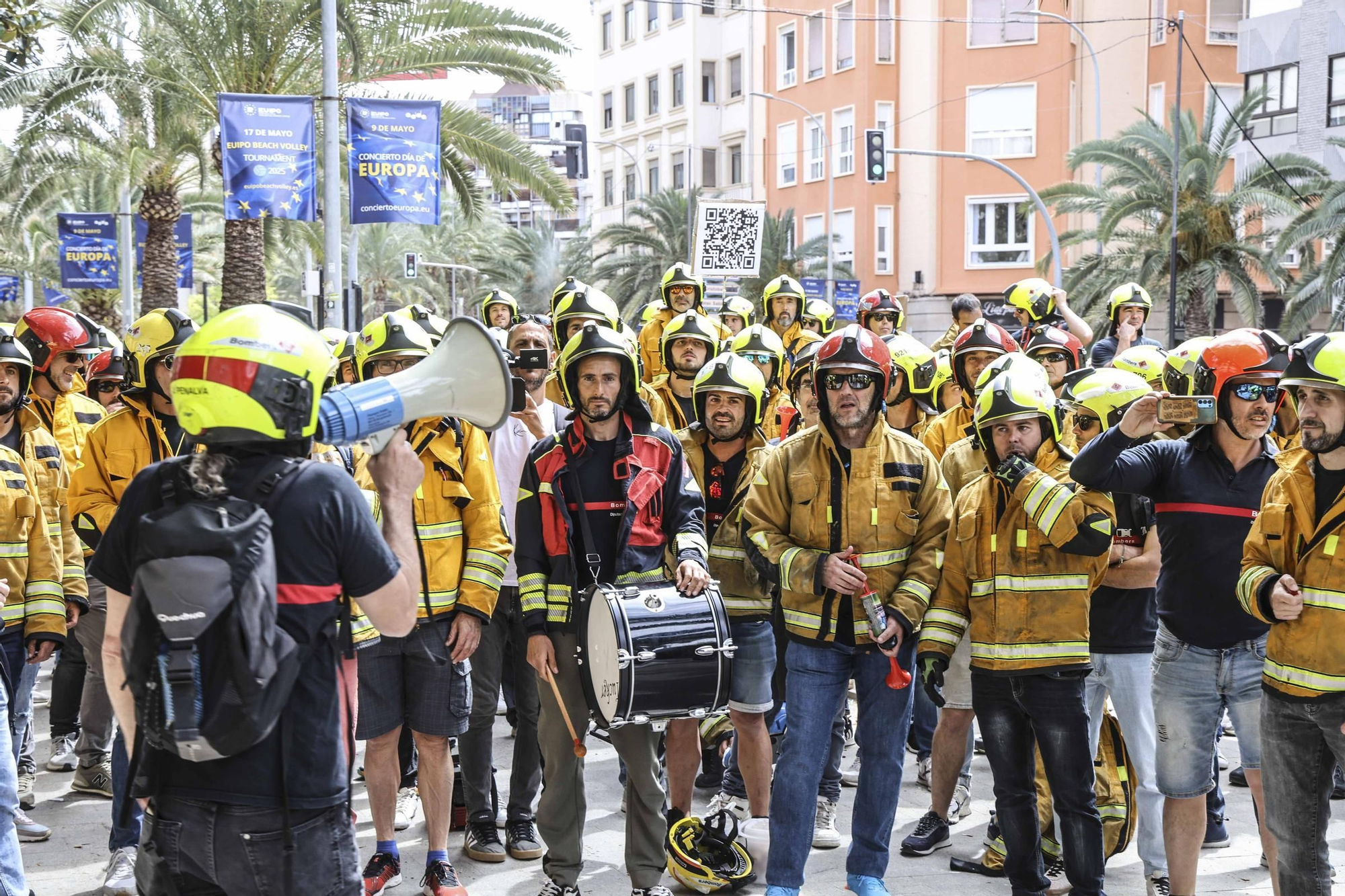 Protesta de los bomberos frente a la Diputación de Alicante