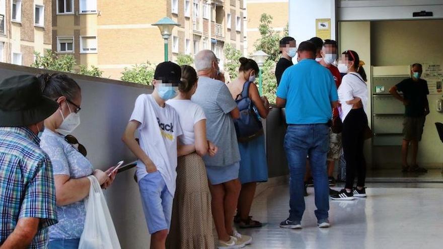 Cola de pacientes en un centro de salud de la capital malagueña.