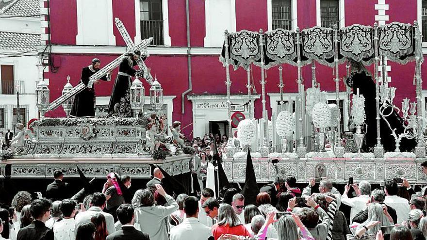 VIERNES SANTO POR LA MAÑANA. ENCUENTRO ENTRE NUESTRO PADRE JESÚS NAZARENO Y MARÍA SANTÍSIMA DE LA SOLEDAD EN LA PLAZA DE ARMAS DE FERNÁN NÚÑEZ. | ANTONIO AGUILERA