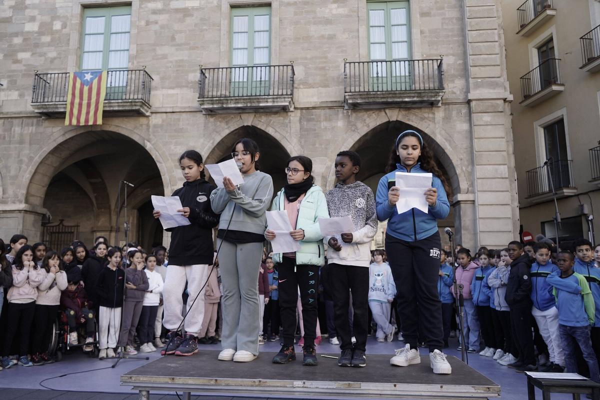 Un moment de la lectura del manifest a la plaça Major