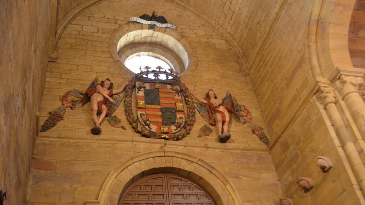 Escudo de los Pimentel ubicado ahora en la parte norte del transepto de la iglesia de Santa María de Benavente. / E. P.