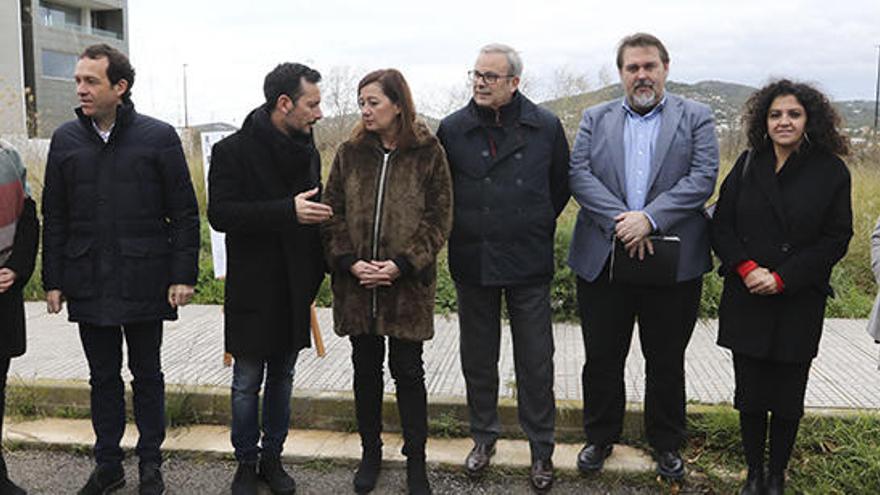 Rafa Ruiz conversa con Francina Armengol, ambos flanqueados por Marc Pons, Vicent Torres y otros representantes de las instituciones.