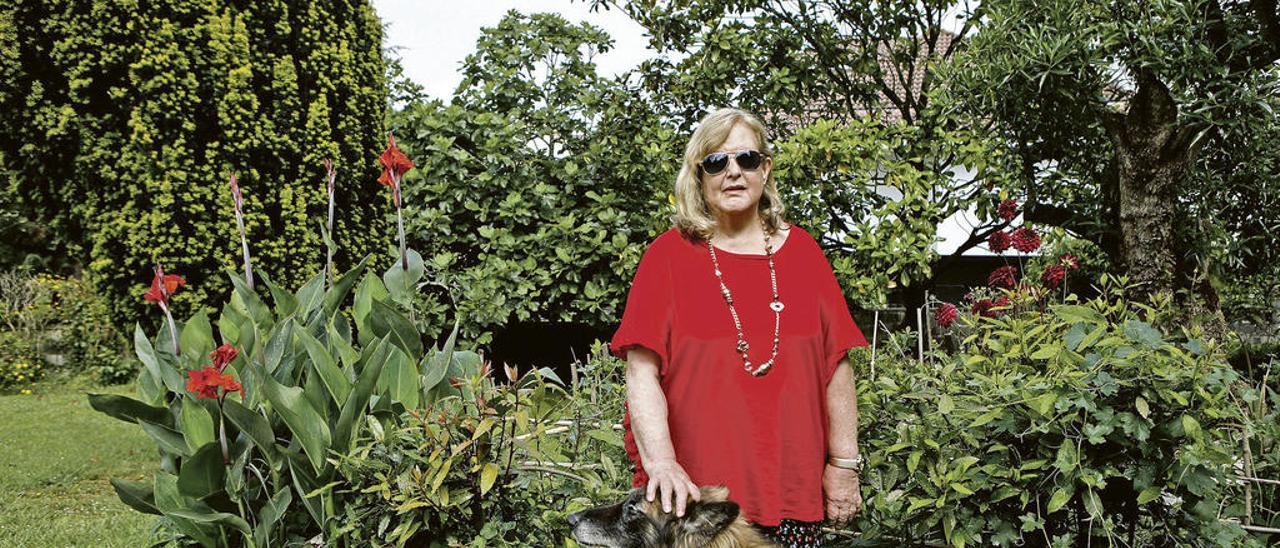 Virginia Álvarez-Buylla, en el jardín de su casa de Somió con &quot;Gol&quot;, perro de muchos amigos.