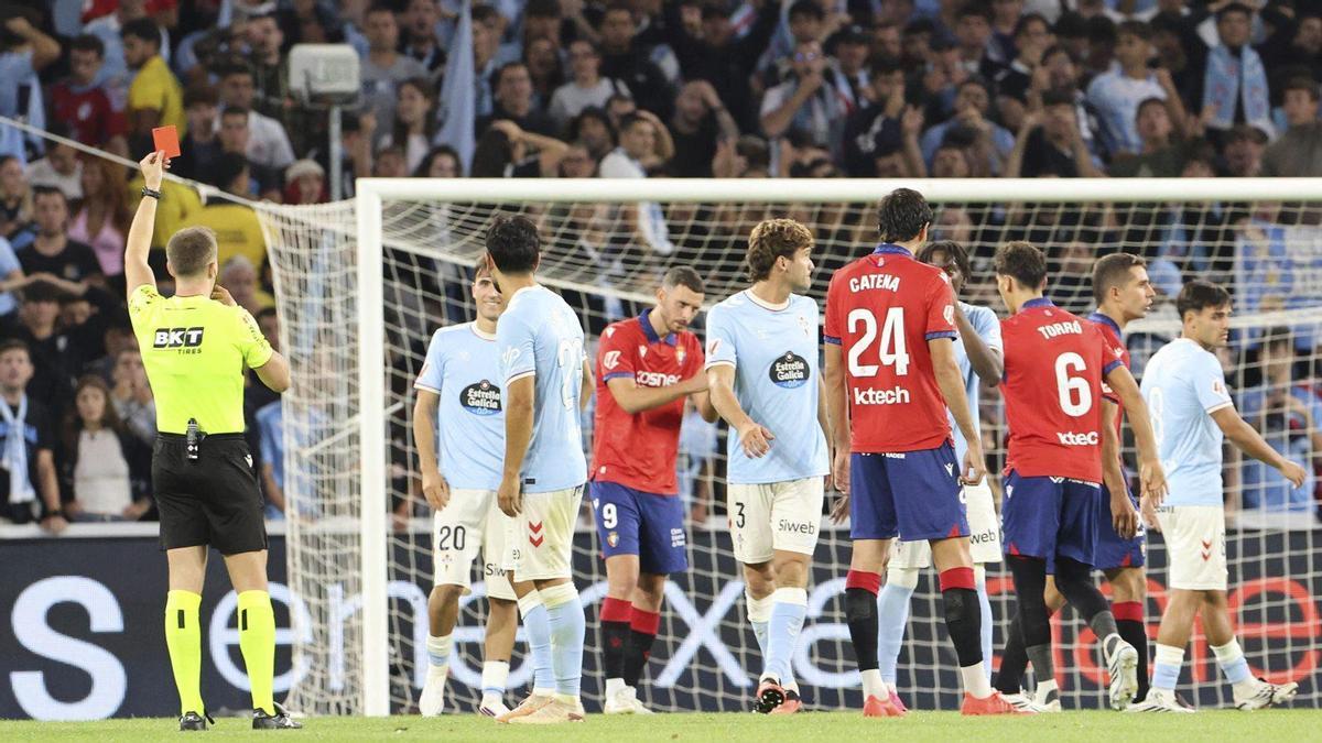 Momento de la expulsión de Marcos Alonso