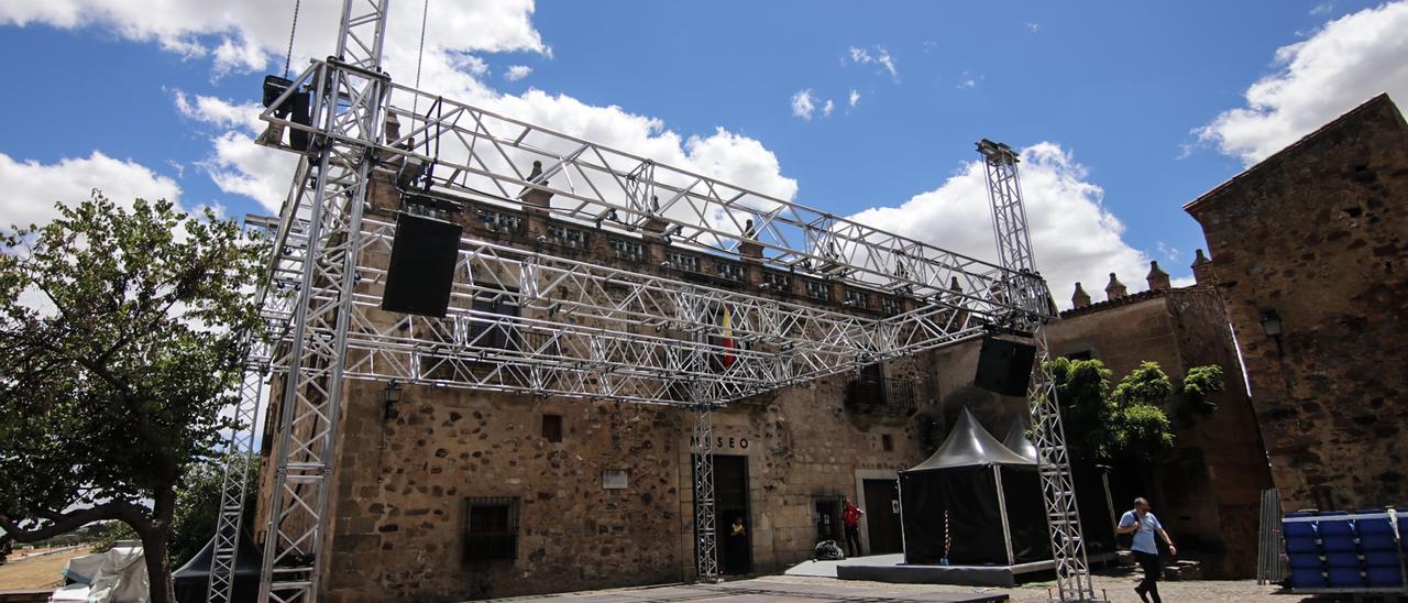 El festival Clásico ultima el montaje del escenario de las Veletas que albergará la recta final de esta edición.