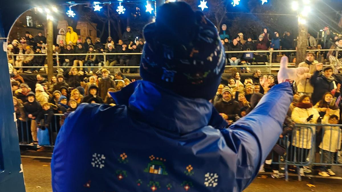 La EMT reparte caramelos a los asistentes a la Cabalgata de Reyes Magos en Madrid.