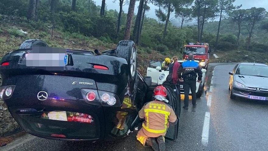 El vehicle bolcat al mig de la carretera