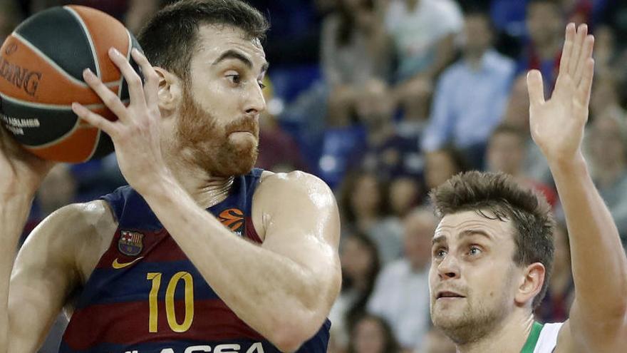 Claver trata de superar a un rival.