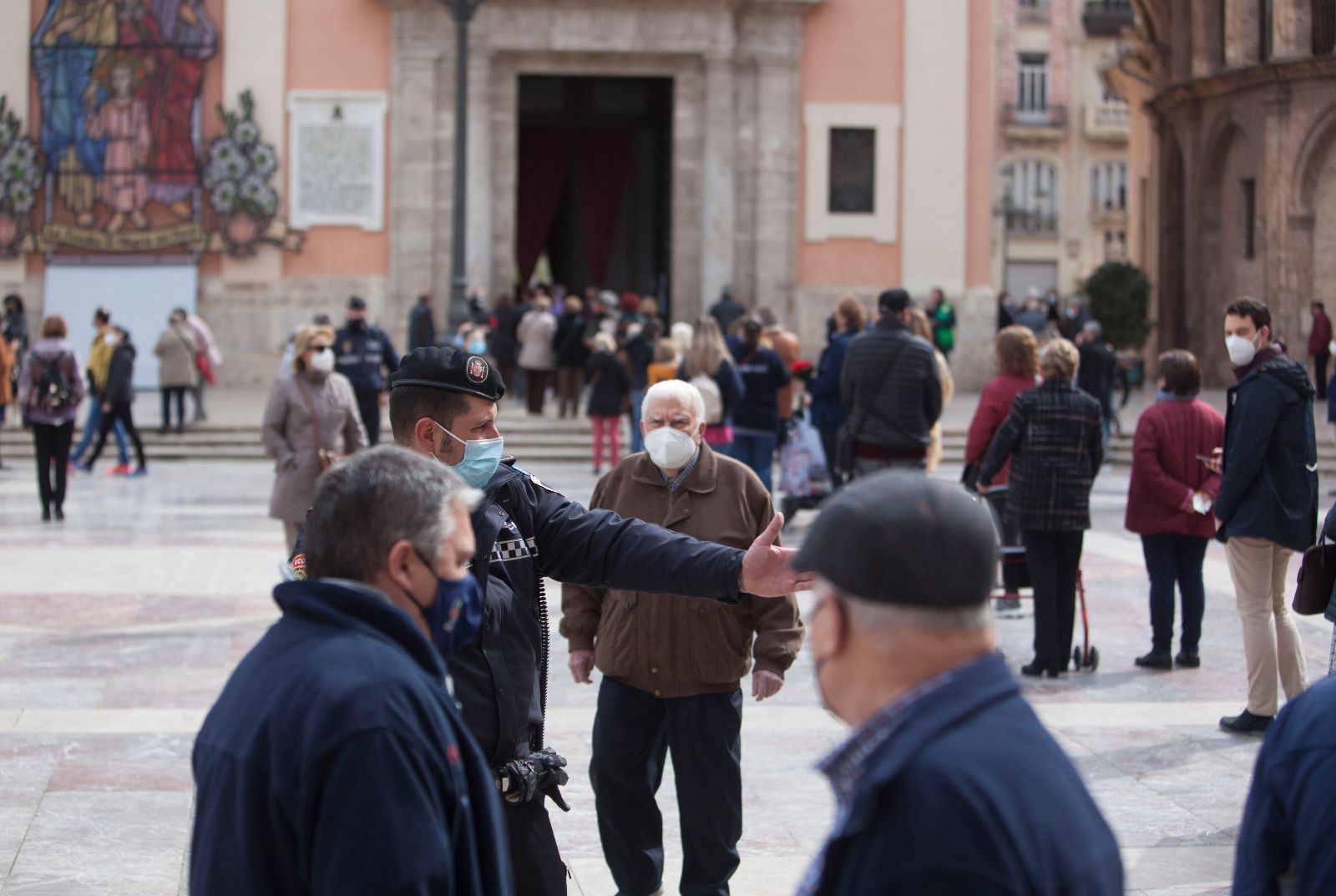 Colas en la catedral de València para ver a la virgen