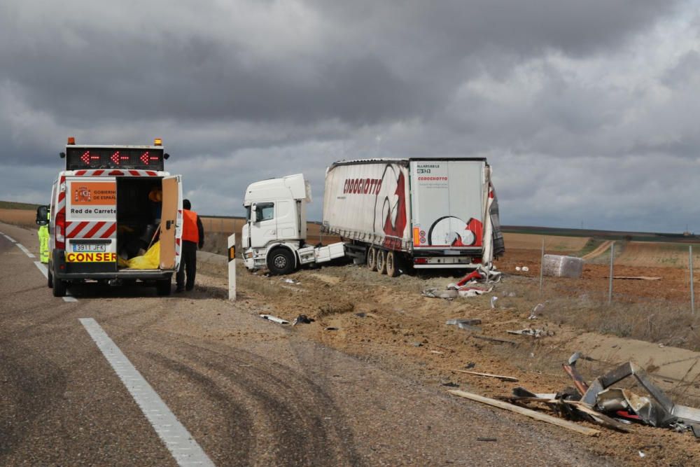 Accidente de dos camiones en la A-66, Zamora