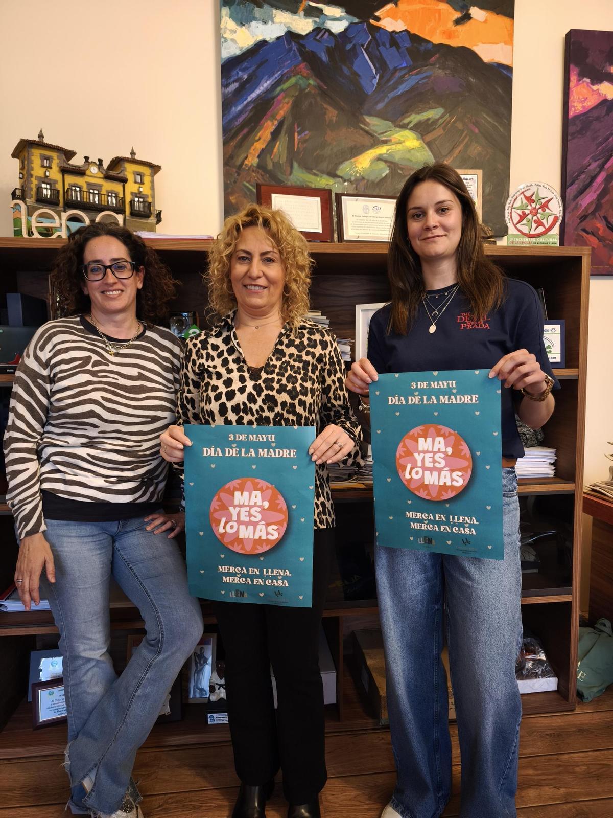 Gema Álvarez, alcaldesa de Lena, con Ana Bayón, concejala de Cultura, Educación y Normalización, a la izquierda, y Penélope Miranda, responsable del servicio de Normalización Llingüística.