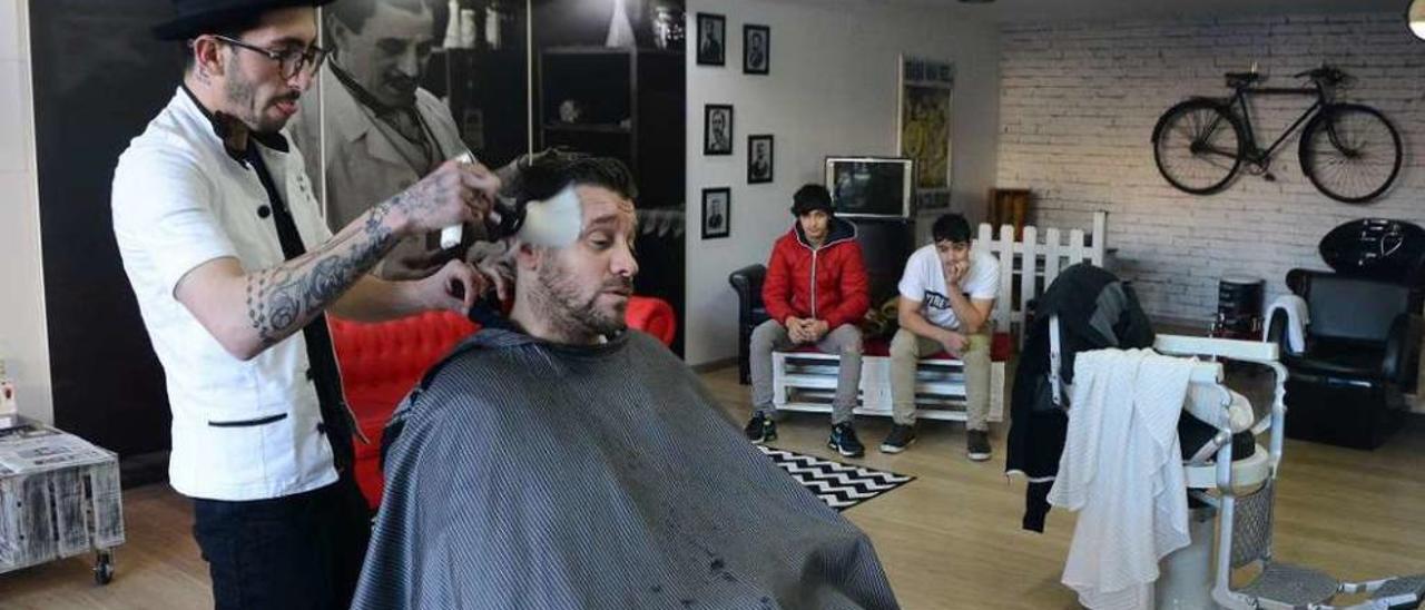 Eloy Entenza Gómez en su &quot;old school barbershop&quot; de Bueu. // Gonzalo Núñez