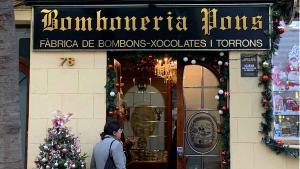 Botiga de proximitat de xocolates i torrons, al barri de Sants de Barcelona.