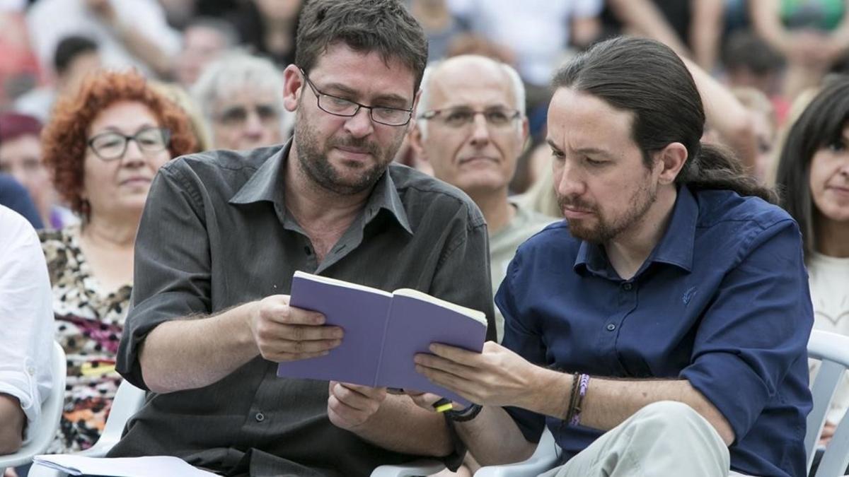 Iglesias consulta sus notas con Fachin en un mitin en Badalona, en 2015.