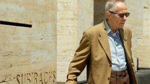 Josep Maria Subirachs frente a su escultura ’Sitges’ en Vilafranca en 2008.