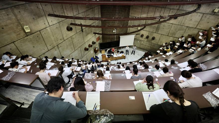 VÍDEO: Más de 3.000 médicos se presentan en Asturias a una multitudinaria oposición para conseguir una de las 717 plazas fijas