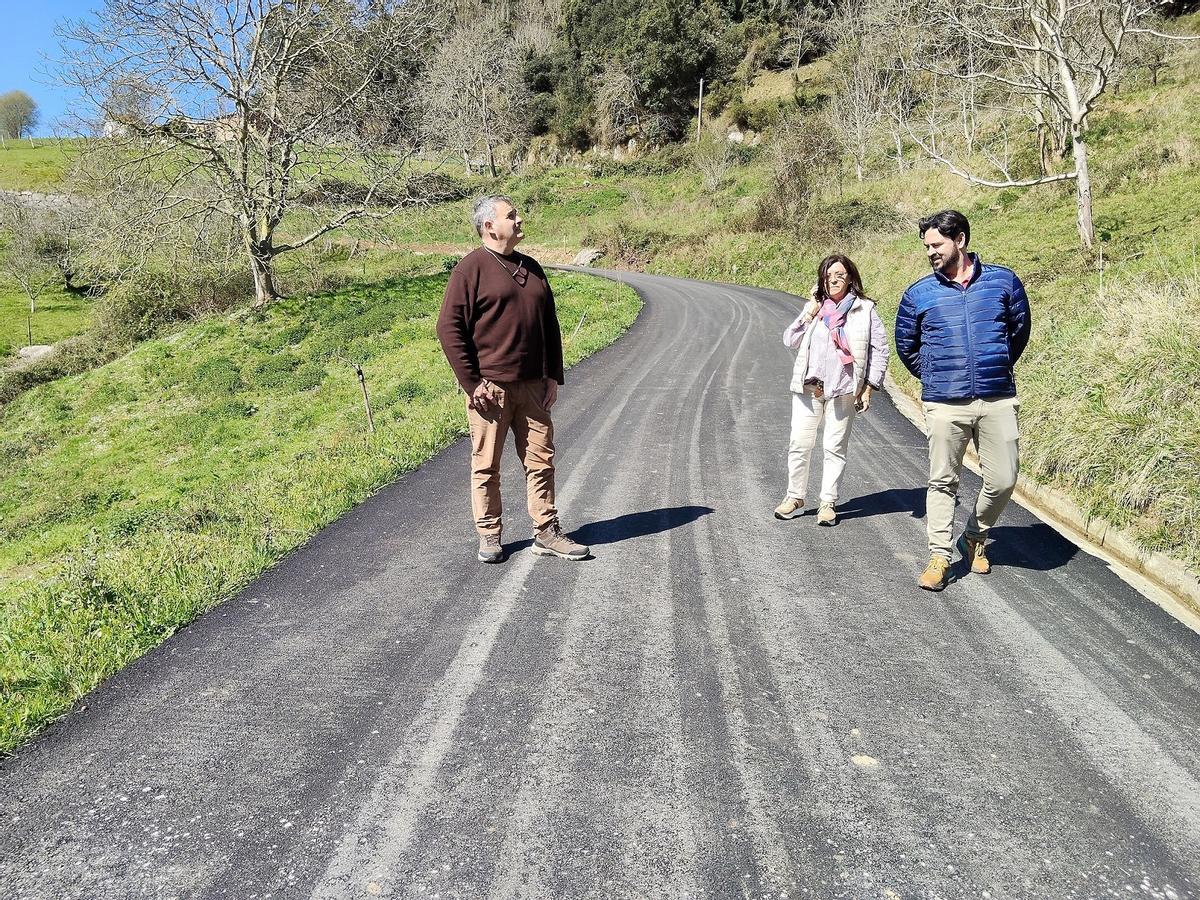 Por la izquierda, Miguel Alonso, Aurora Aguilar y Enrique Riestra en la carretera mejorada.