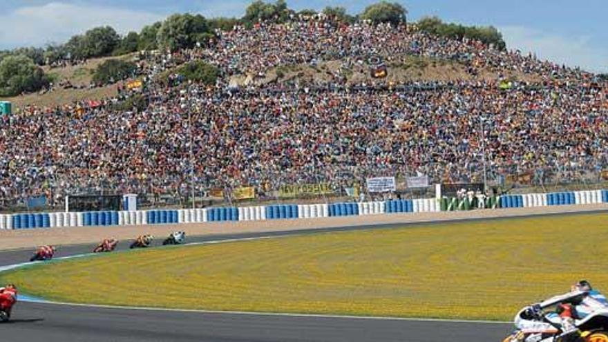 Los aficionados en la curva Ángel Nieto del circuito jerezano