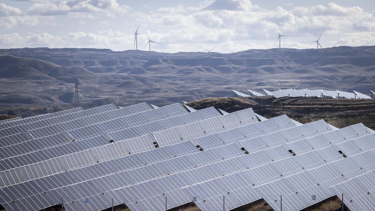 Parque fotovoltaico y aerogeneradores, al fondo, en un paraje próximo a Plasencia de Jalón, en una imagen de archivo.