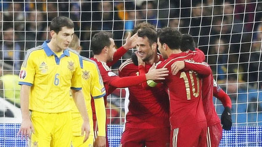 Los jugadores de &#039;La Roja&#039; celebran el gol de Mario.