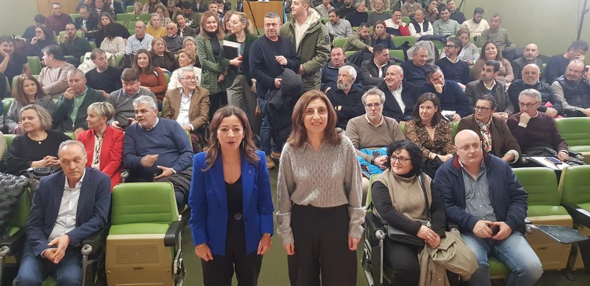 Marta Villaverde y Ángeles Vázquez, esta tarde, en la reunión con el sector mar-industria y alcaldes del litoral.