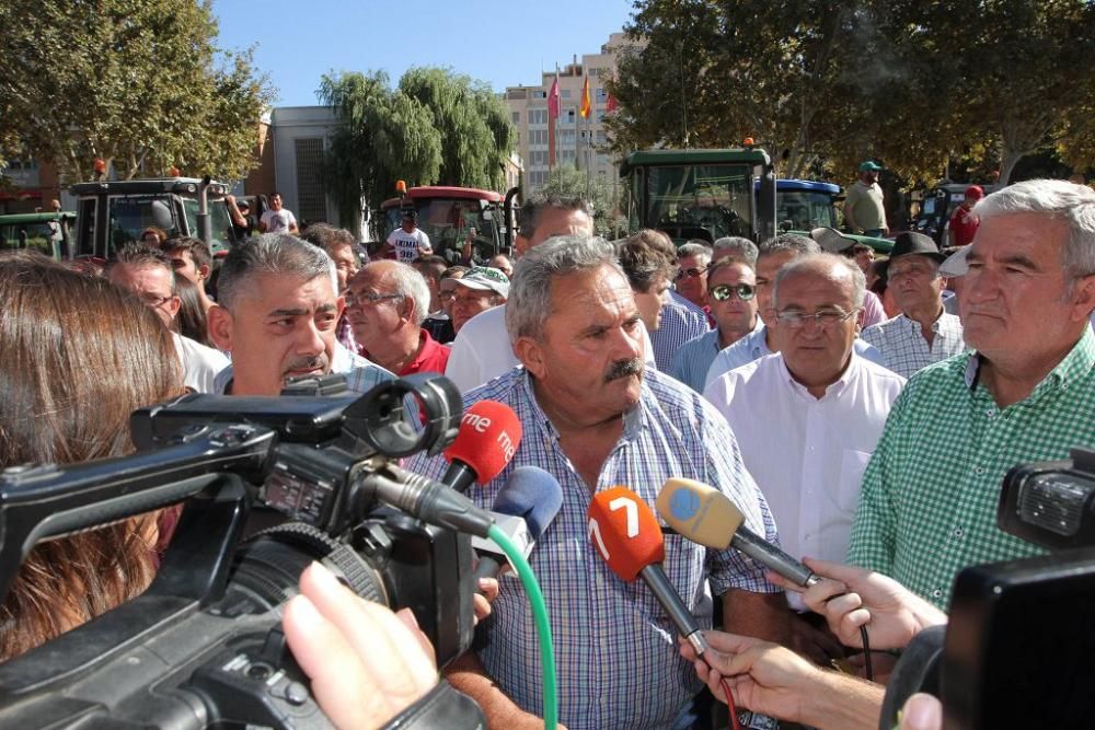 Protesta de agricultores en la Asamblea Regional