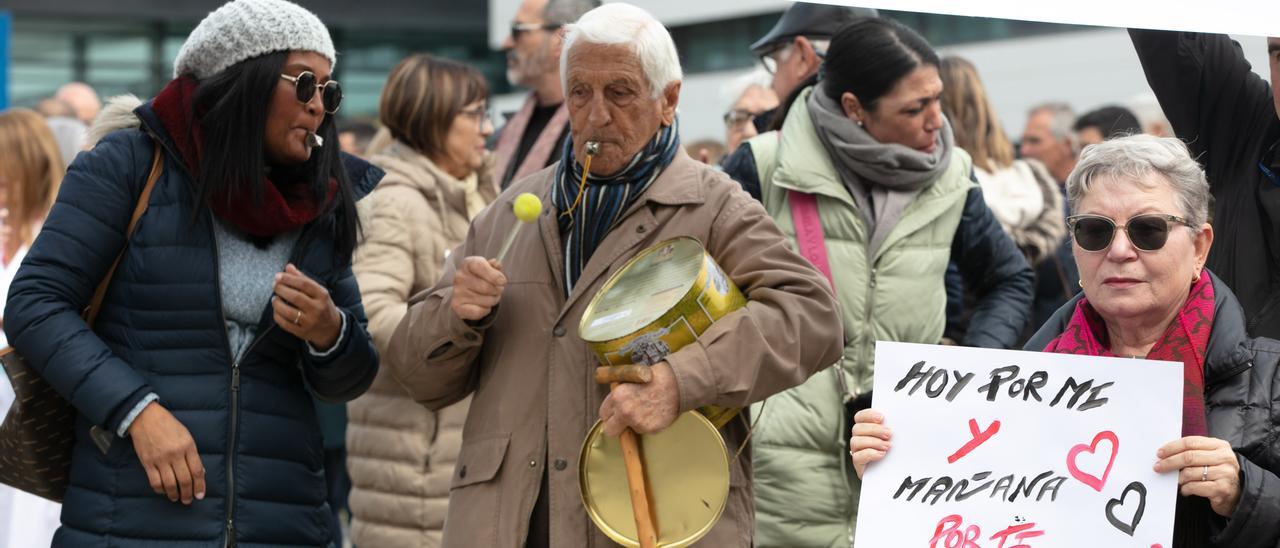 Concentración contra la falta de médicos en el hospital Can Misses.