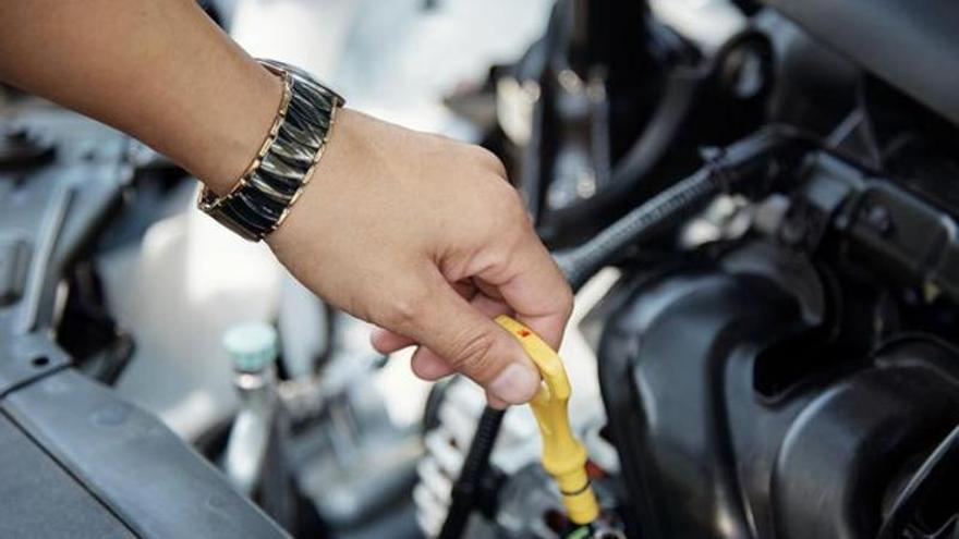 Cada vez más coches prescinden de la varilla del aceite, pero así puedes comprobar el nivel