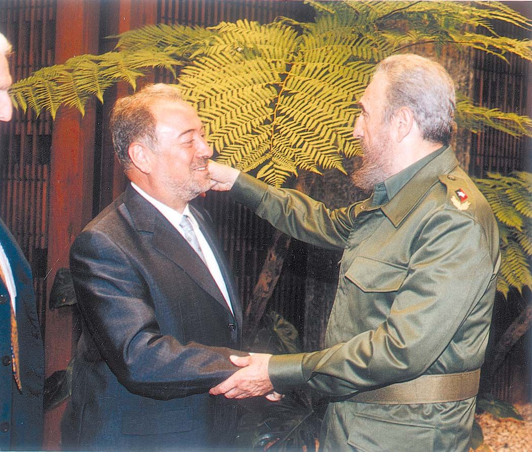 Con Fidel Castro en La Habana, en 1999, con motivo del hermanamiento con Santa Clara.jpg